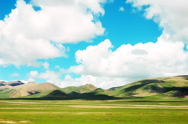 Dağlar ve gökyüzü manzara — Stok fotoğraf