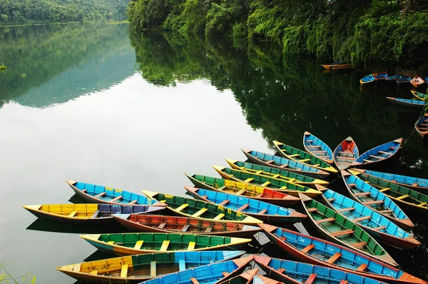 在湖边的多彩旅游船 — 图库照片