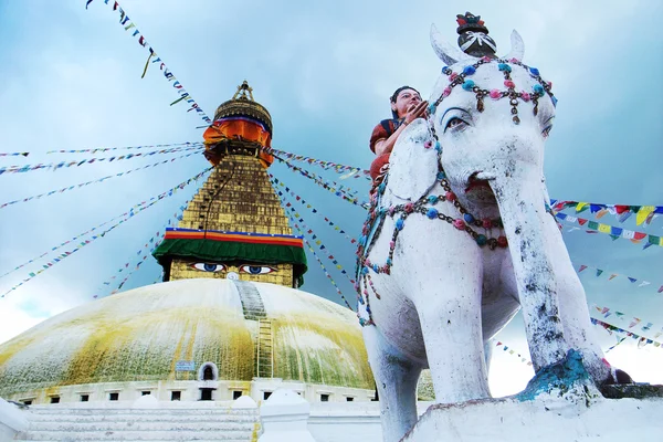 カトマンズ、ネパールでボダナートのストゥーパと祈りのフラグ — ストック写真