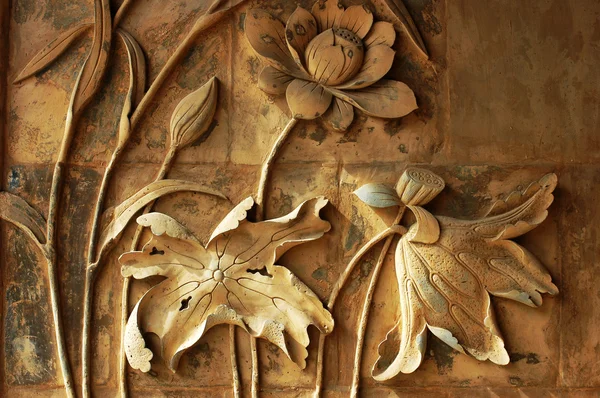 Oude bakstenen snijwerk kunst van lotusbloemen — Stockfoto