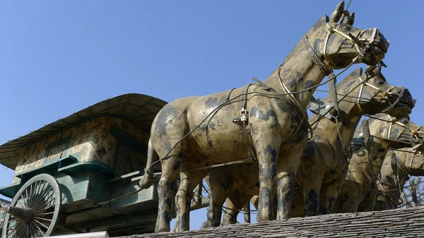 Chariots et harnais en bronze peint — Photo
