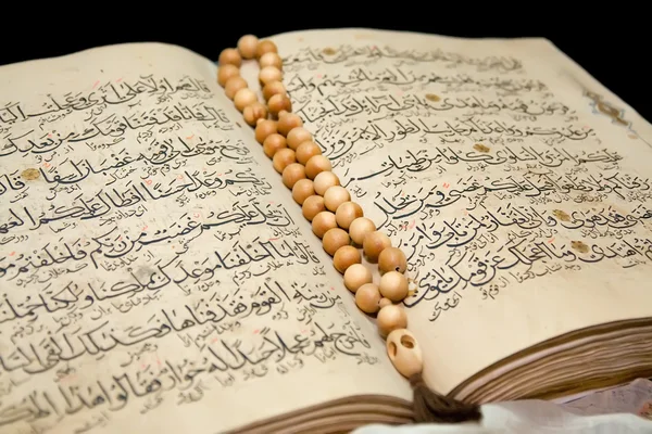 Koran boek en rozenkrans. Stockfoto