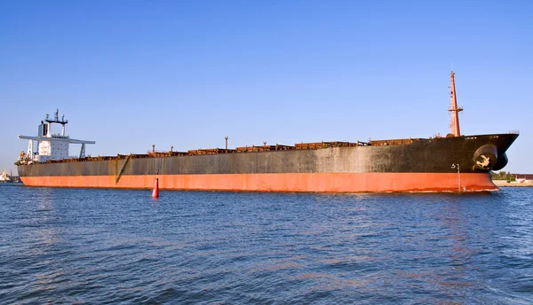 Nákladní loď v přístavu. — Stock fotografie