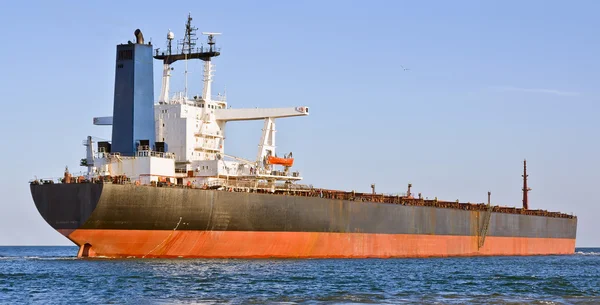 Navire cargo dans la mer. Images De Stock Libres De Droits