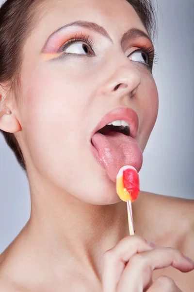 A menina com um doce de açúcar . — Fotografia de Stock