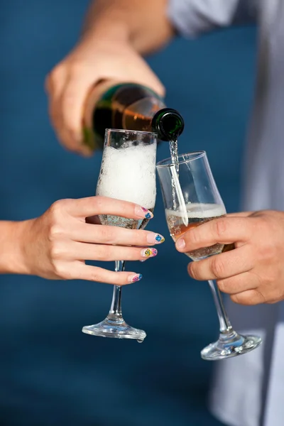 Champagne strömmade in till glas — Stockfoto