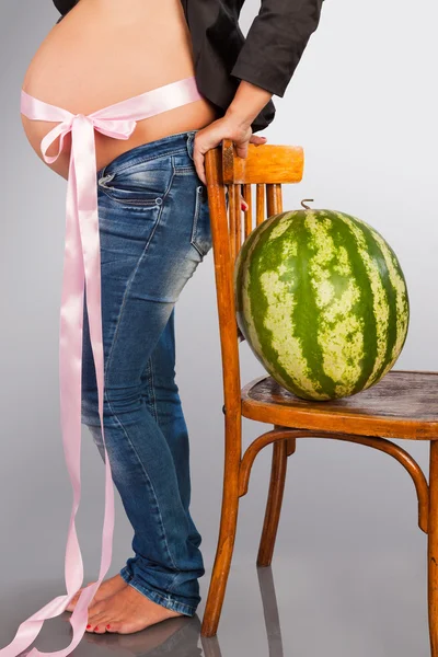 Den gravida kvinnan och vattenmelon. — Stockfoto