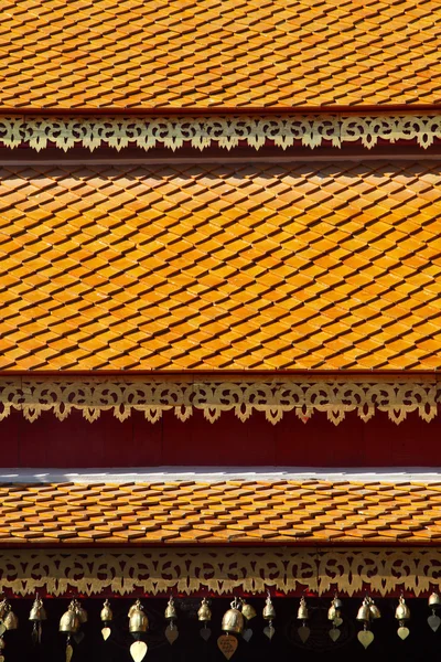 Thaise tempel dak met klokken in noordelijke stijl — Stockfoto