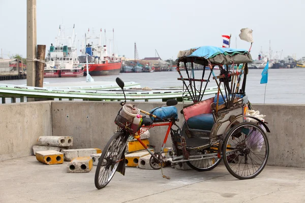 Altes Dreirad im Hafen und Ozeanriesen — Stockfoto