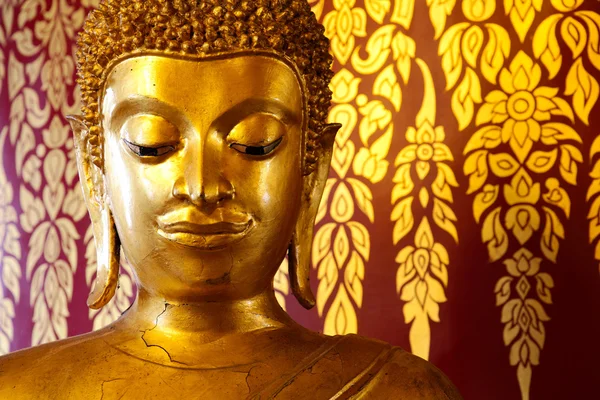Statua della testa di Buddha sopra la pittura tradizionale in stile tailandese — Foto Stock