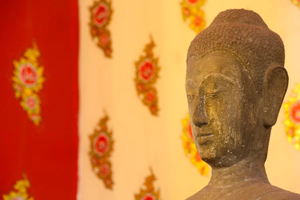 Estatua de cabeza de buda sobre pintura tradicional estilo tailandés —  Fotos de Stock