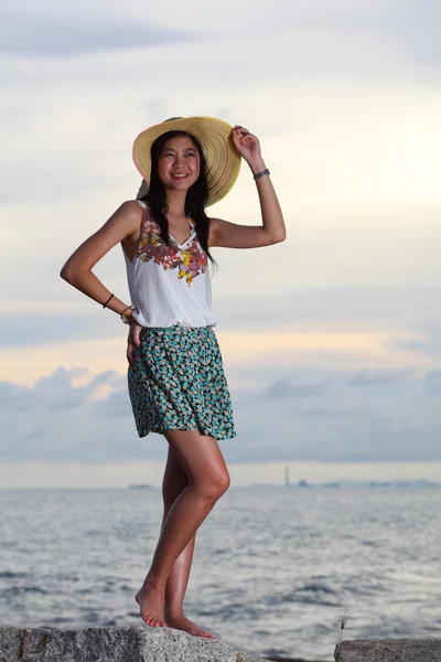 Krásná žena v šatech, stojící na skále nad mořem — Stock fotografie