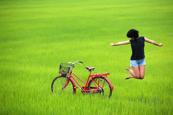Chica feliz saltando en el campo de arroz Fotos de stock libres de derechos