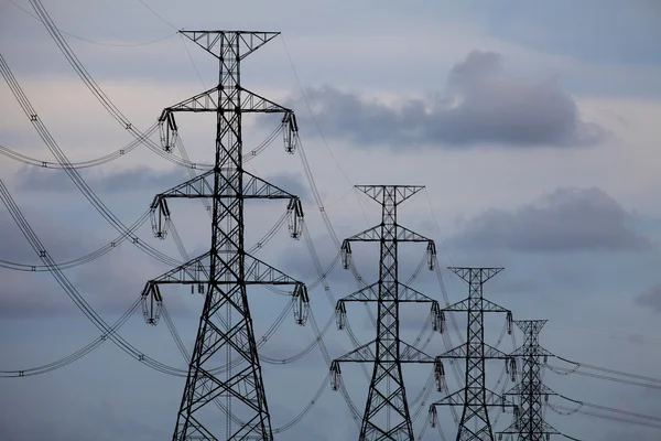 Elektromos tornyok, a kék ég háttér — Stock Fotó