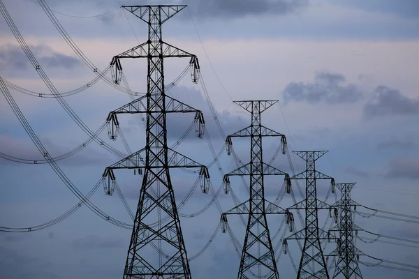 Elektriska torn på blå himmel bakgrund — Stockfoto