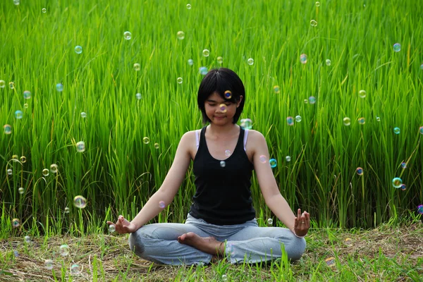 Meisje beoefenen van yoga in Sawa — Stockfoto