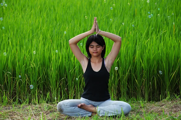 Chica practicando yoga en el arrozal — Foto de Stock