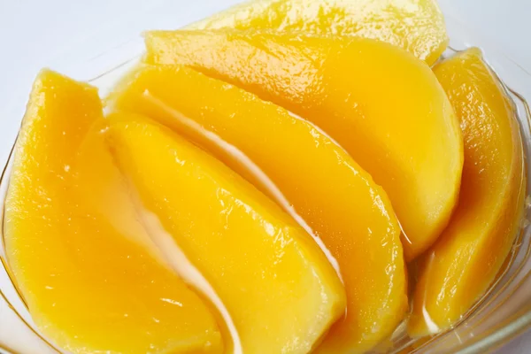 Dessert sucré : tranches de mangue au sirop — Photo