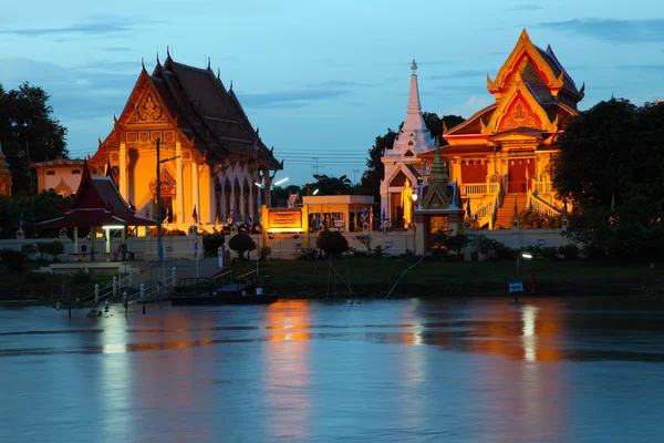 Vista del crepúsculo del templo tailandés durante la puesta del sol en Ayutthaya — Foto de Stock