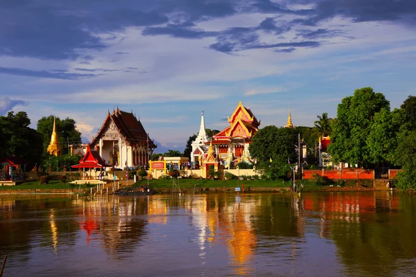 Twilight view of Thai temple during sunset in Ayutthaya — Stock Photo, Image
