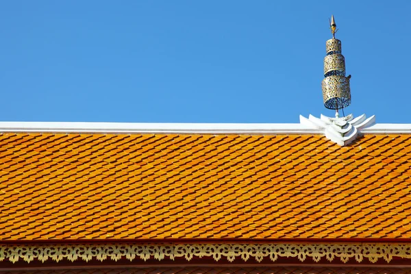 Telhado do templo tailandês com coroa no estilo do norte — Fotografia de Stock