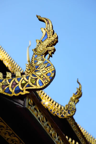 Sommet à pignon dans le toit du temple avec fond bleu ciel — Photo