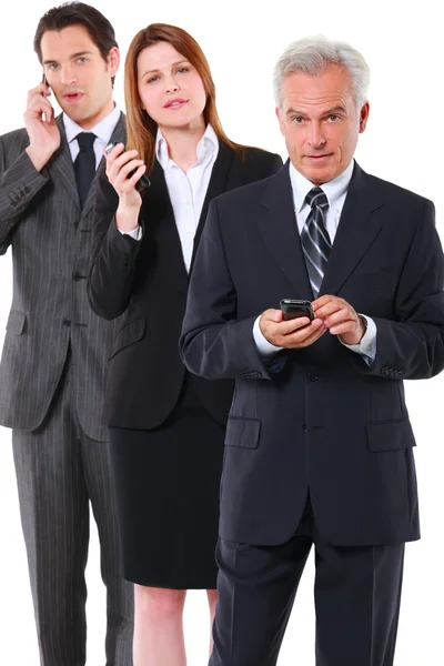 Dois homens de negócios e uma mulher de negócios com celular — Fotografia de Stock