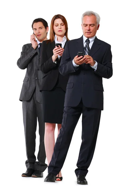 Deux hommes d'affaires et une femme d'affaires avec mobile — Photo