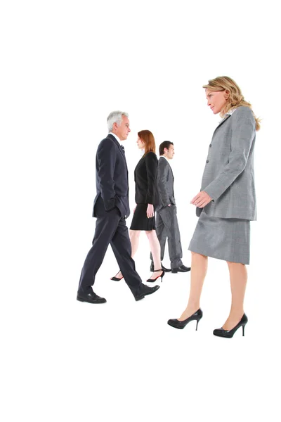 Zakenman en zakenvrouw wandelen in verschillende richtingen — Stockfoto