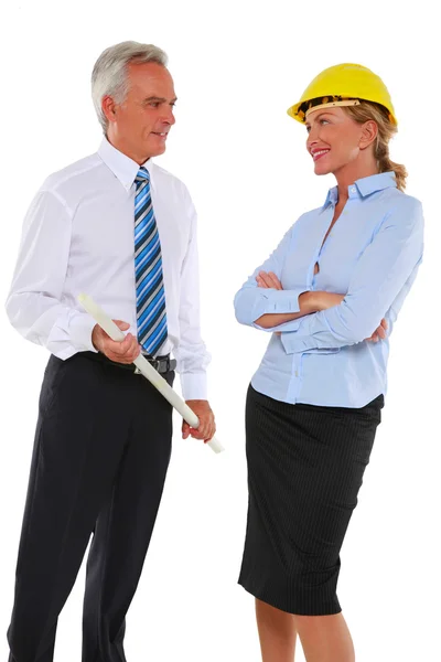 Homem com plano e mulher arquiteto com chapéu duro — Fotografia de Stock