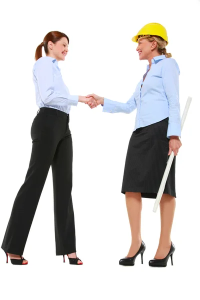 Duas mulheres de negócios apertando as mãos — Fotografia de Stock