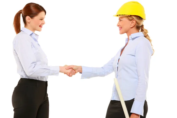 Deux femmes d'affaires serrant la main — Photo