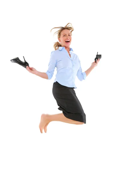 Zakenvrouw springen met schoenen in de hand — Stockfoto