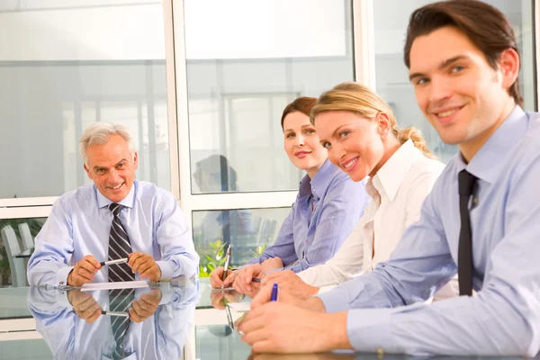 Empresario y empresario y empresaria durante una reunión de trabajo —  Fotos de Stock
