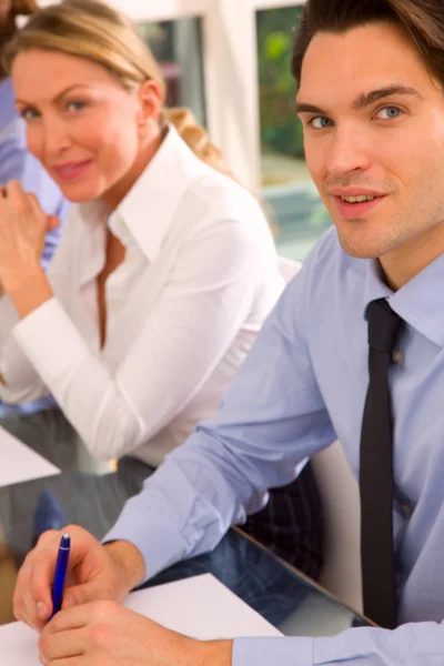 Zakenman en zakenvrouw tijdens een werkvergadering — Stockfoto