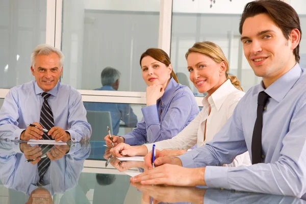 Empresario y empresaria durante una reunión de trabajo — Foto de Stock