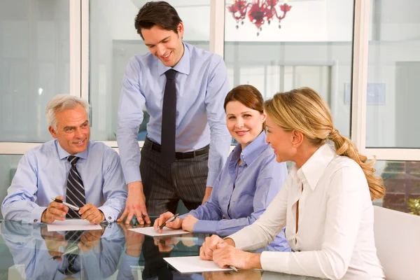 Empresario y empresaria durante una reunión de trabajo —  Fotos de Stock