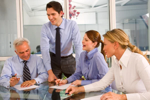 Biznesmen i interesu podczas spotkania roboczego — Zdjęcie stockowe
