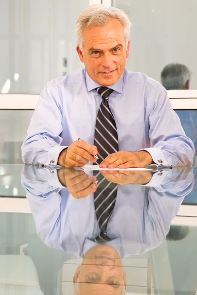 Geschäftsmann am Schreibtisch — Stockfoto