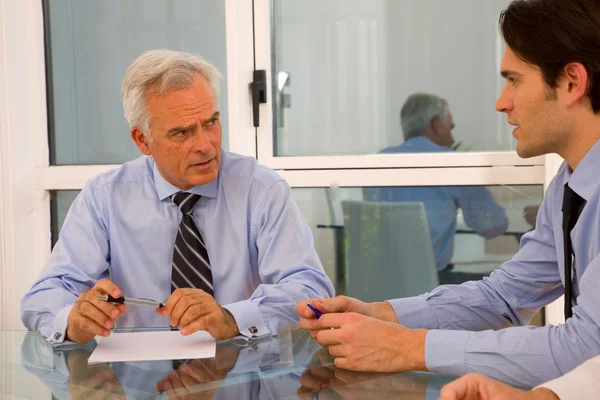 Dois empresários durante uma reunião — Fotografia de Stock