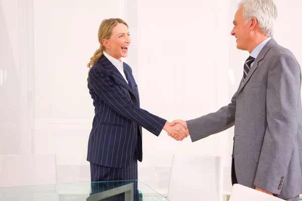 Empresario y mujer de negocios se encuentran y estrechan la mano —  Fotos de Stock