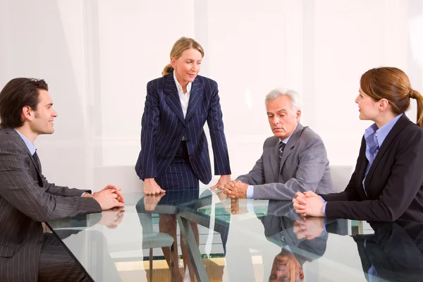 Empresário e empresária durante uma reunião de trabalho — Fotografia de Stock