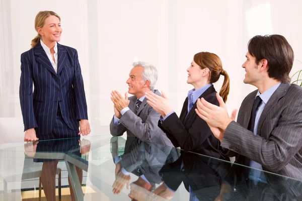 Empresário e empresária durante uma reunião de trabalho — Fotografia de Stock