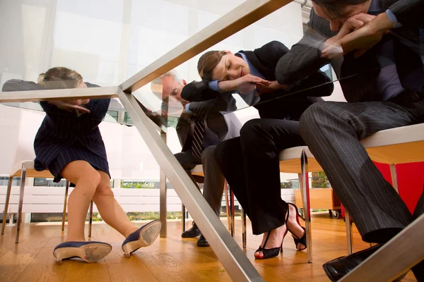 Uomo d'affari e donna d'affari esausti durante un incontro — Foto Stock