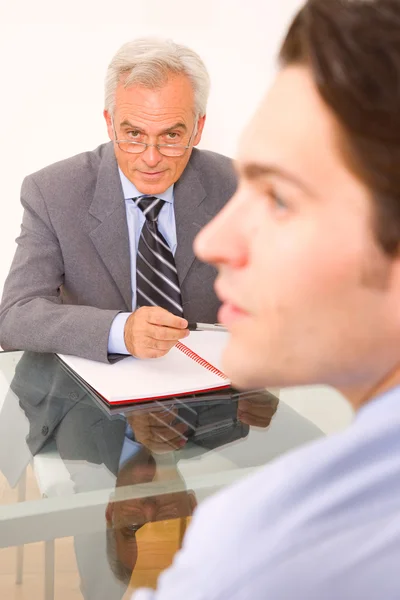 Två män under en anställningsintervju — Stockfoto