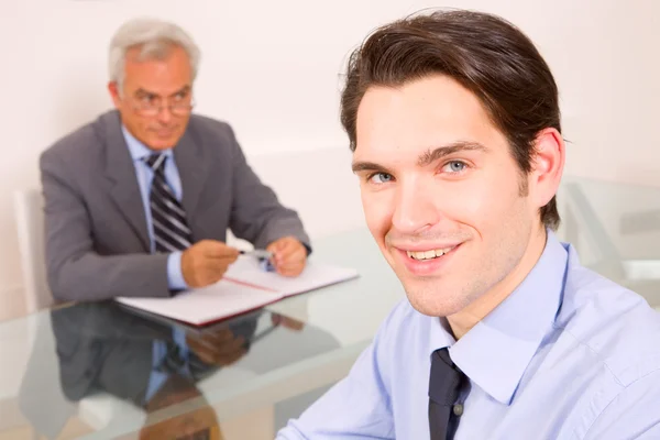 Två män under en anställningsintervju — Stockfoto