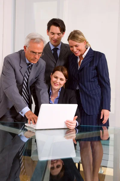 Empresario y empresaria durante una reunión —  Fotos de Stock