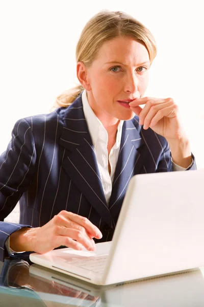 Forretningskvinne med bærbar datamaskin – stockfoto