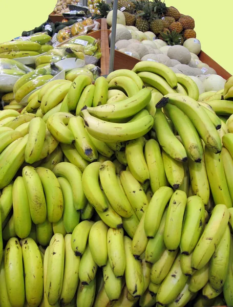 Suporte de frutas com bananas — Fotografia de Stock