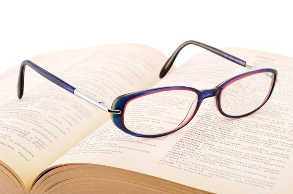 Bril op een boek — Stockfoto